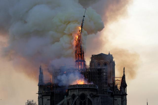 notre-dame-in-flame-5-15-04-19